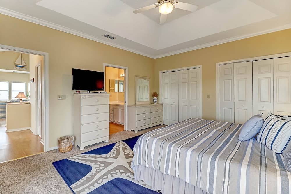 Spacious Home with Private Balcony and Ocean View by RedAwning