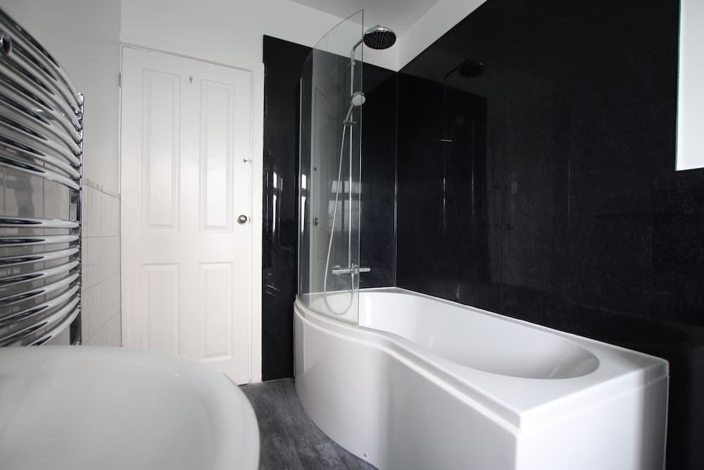 Contemporary Home in Friendly Easton - Free Parking