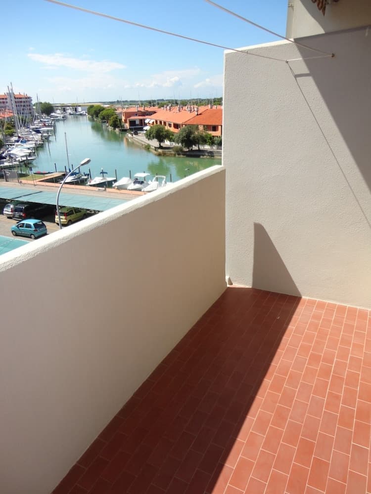 Flat a few Steps From the Beach