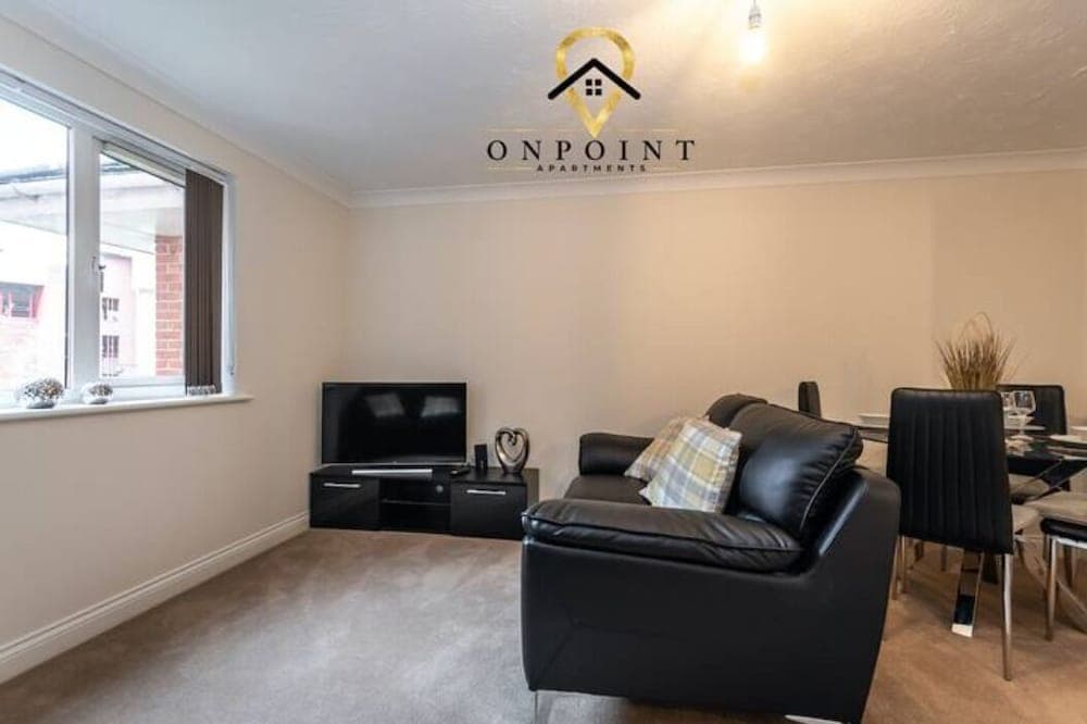 ✰OnPoint - Spacious 2 Bed Apt - FREE Parking✰