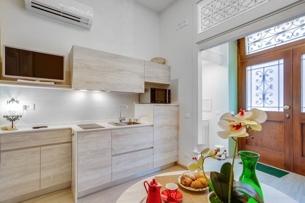 MADAME BARI' Apt a step from the sea