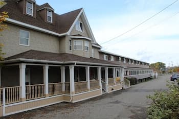 Harbourview Inn & Suites