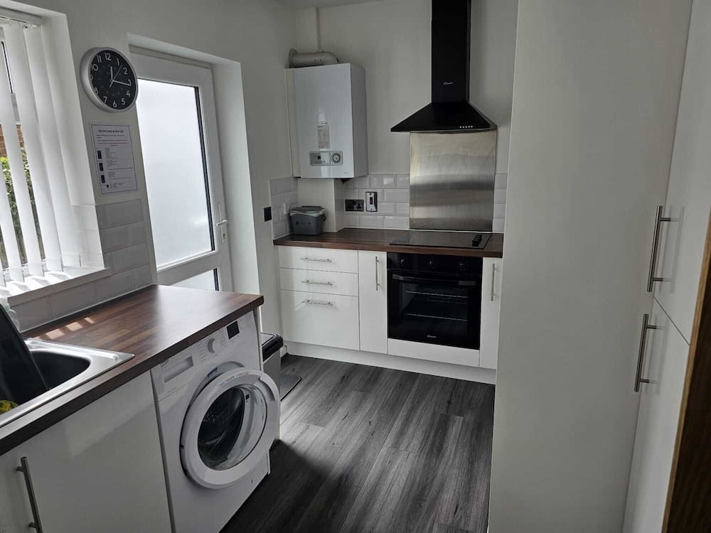 3-beds, Sleeps 6 Walking Distance to Castle & Town