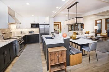 Snowlcoud 203 3 Bedroom Condo by Redawning