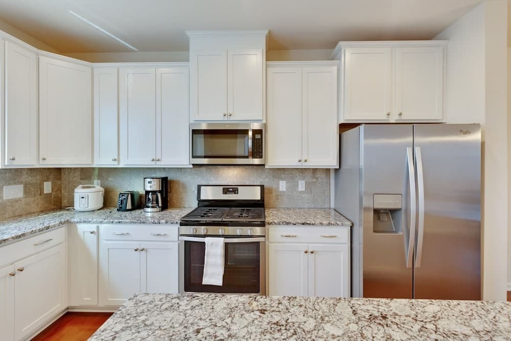 Delightful Pet Friendly Home In Great Location! 4 Bedroom Townhouse by Redawning