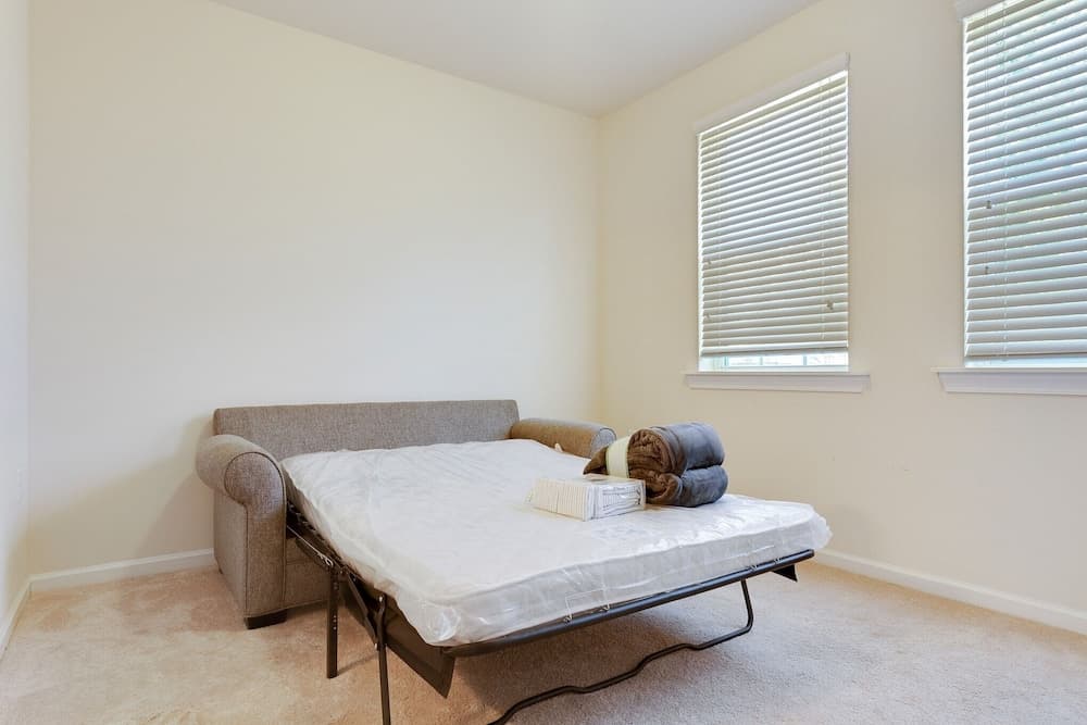 Delightful Pet Friendly Home In Great Location! 4 Bedroom Townhouse by Redawning