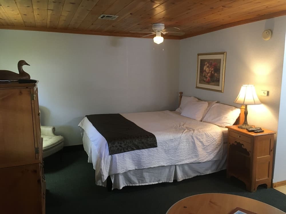 Whispering Pines Lodge