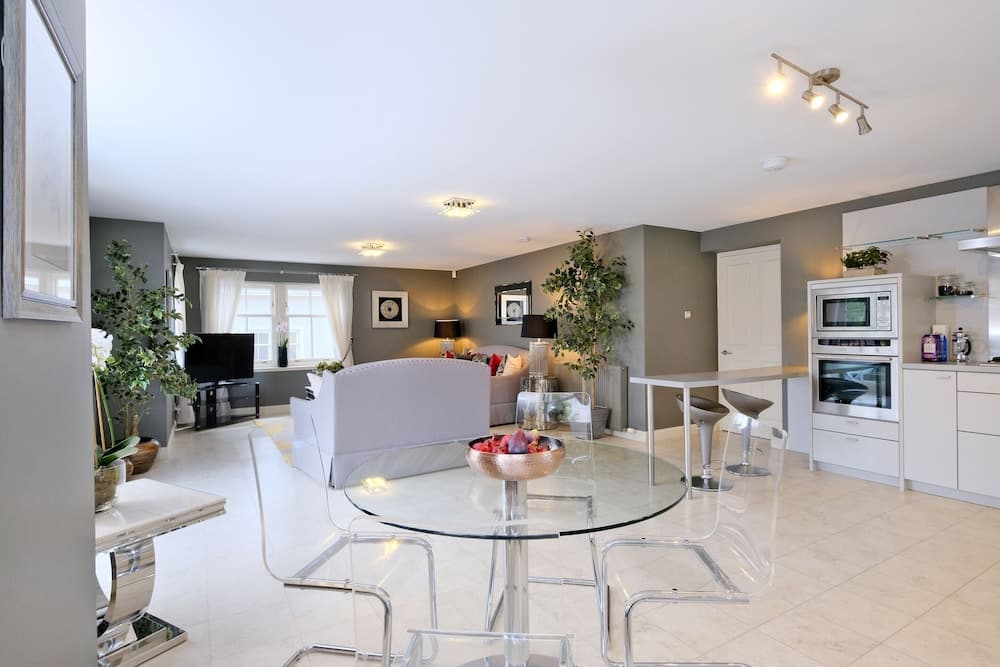 Sensational Aberdeen Home With Furnished Balcony