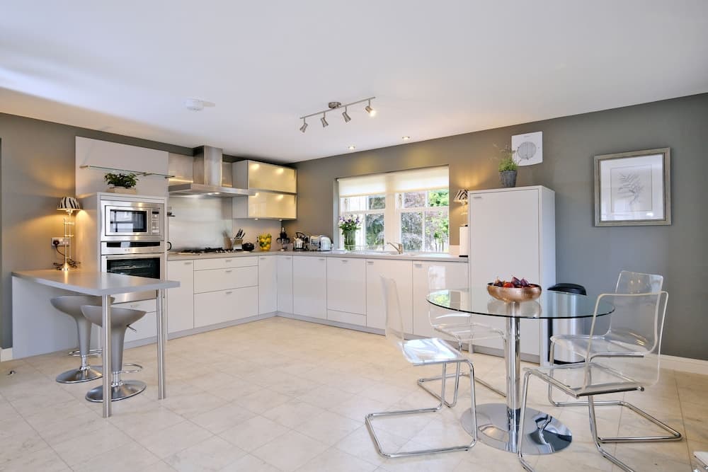 Sensational Aberdeen Home With Furnished Balcony