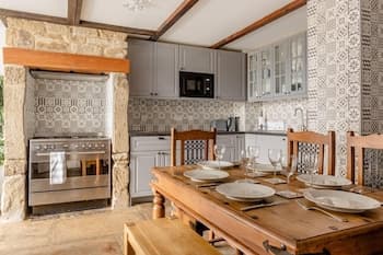 Delightful 2 bed Flat in Old Mill-private Garden