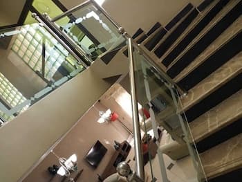 Executive Fully Furnished Apartment Close to Amenities