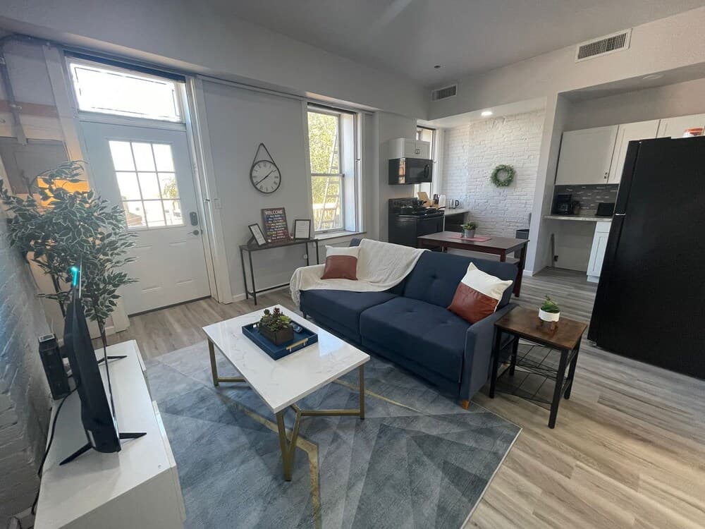 Park Ave Townhome w/parking by CozySuites