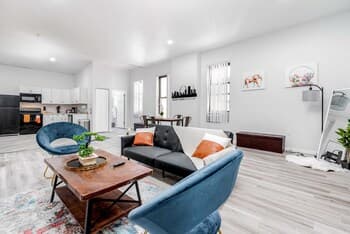 2BR Park Ave Townhome with parking by Cozysuites