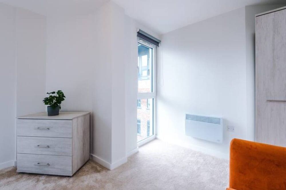 ✰Spacious & Modern 2 Bed Apt, 5 Mins from Leeds!