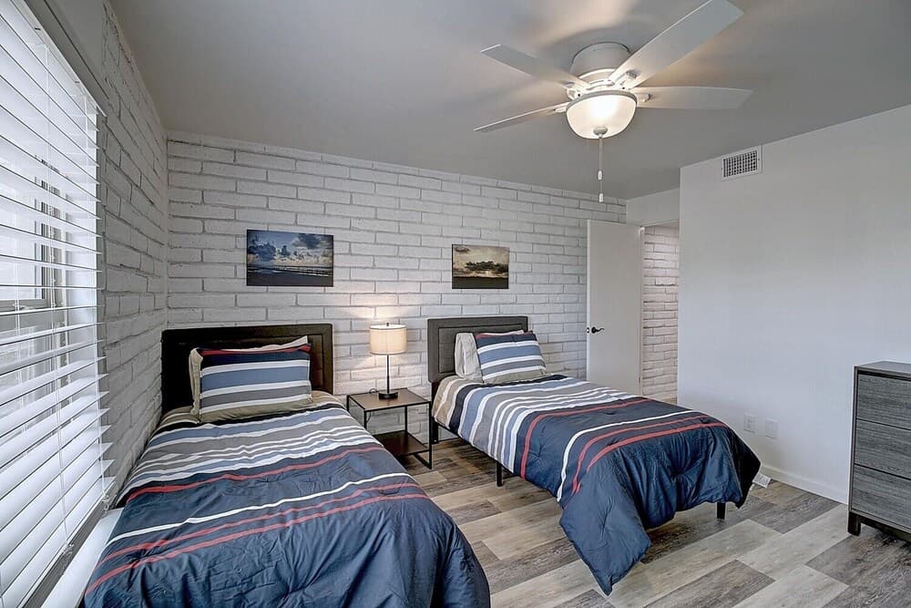 Happy While 2 Bedroom Condo by Redawning