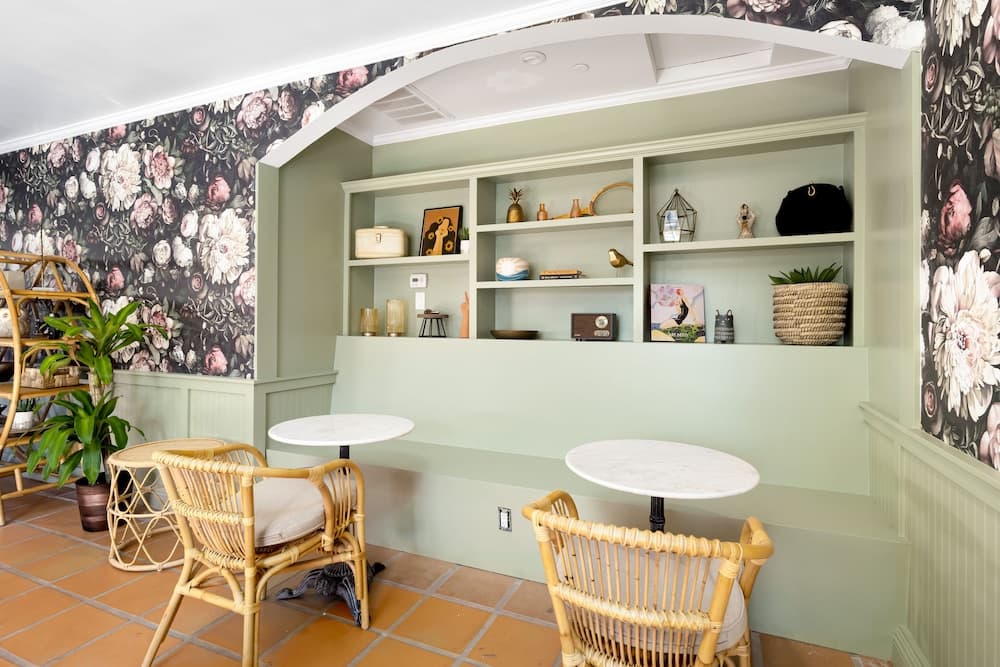 Fleur Noire Hotel - 21 and Over