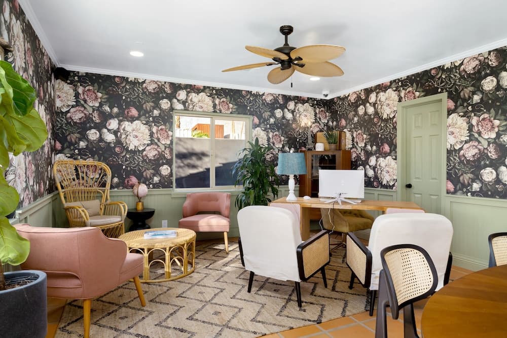 Fleur Noire Hotel - 21 and Over