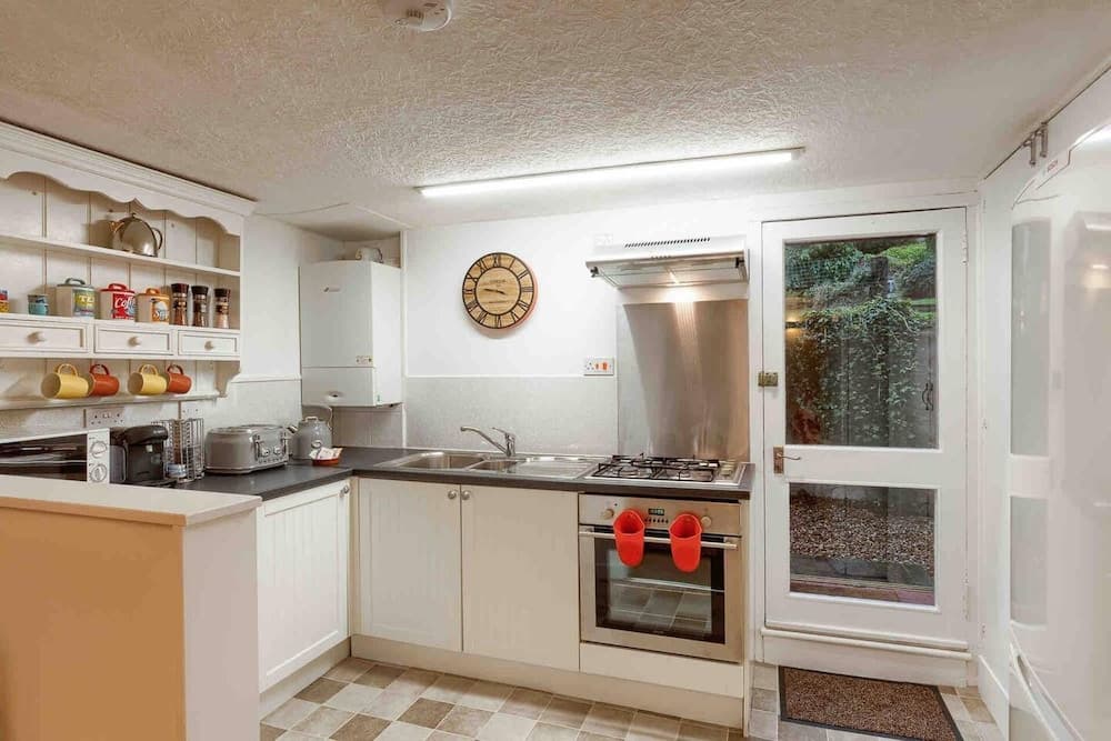 Ground Floor Apartment W/large Enclosed Garden