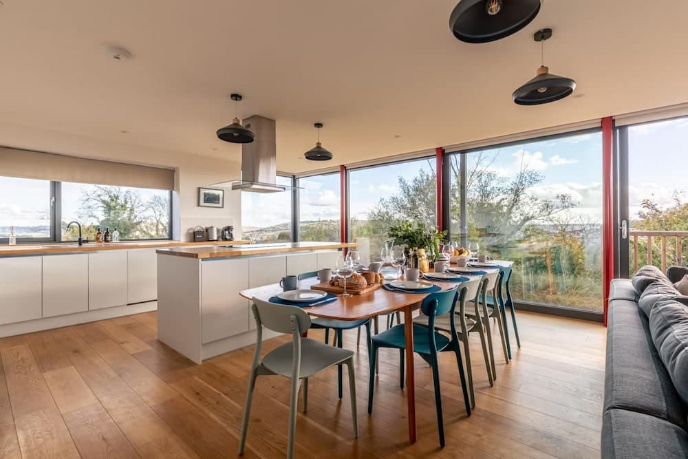 Modern 5 Bedroom Home With Garden Panoramic Views