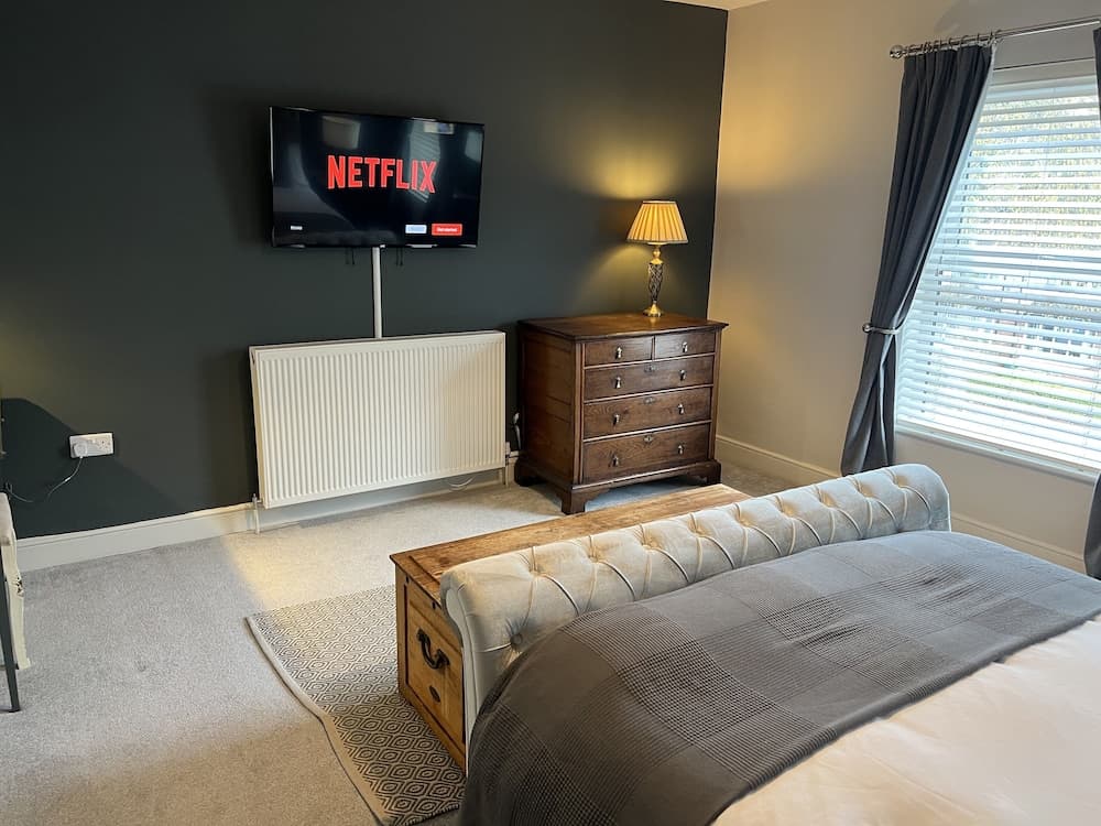 Luxurious Victorian Villa With Parking, Sleeps six