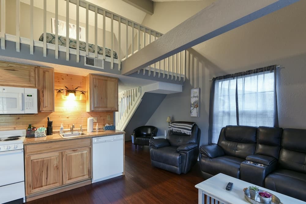 Memory Maker Condo - Great Location - Updated - Walk to Restaurant and Store!