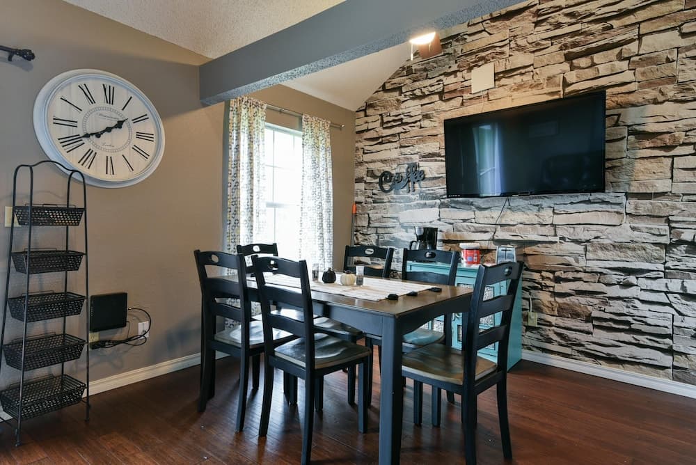 Memory Maker Condo - Great Location - Updated - Walk to Restaurant and Store!