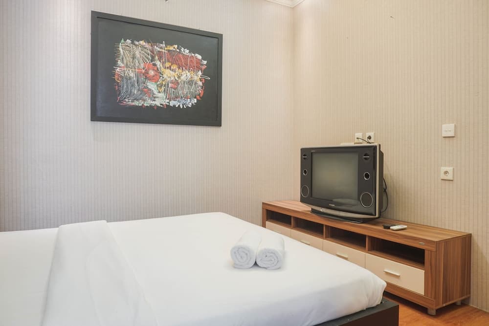 Cozy Living 2BR at Seasons City Apartment near Mall