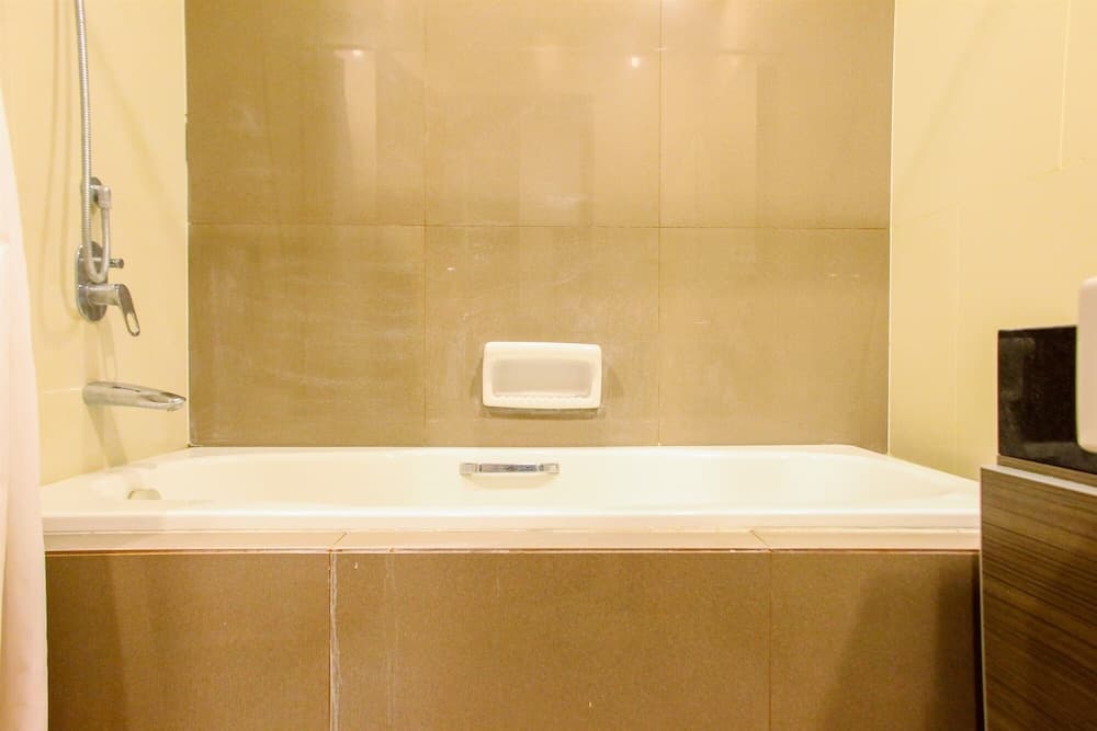 Deluxe and Modern Studio M Gold Tower Apartment