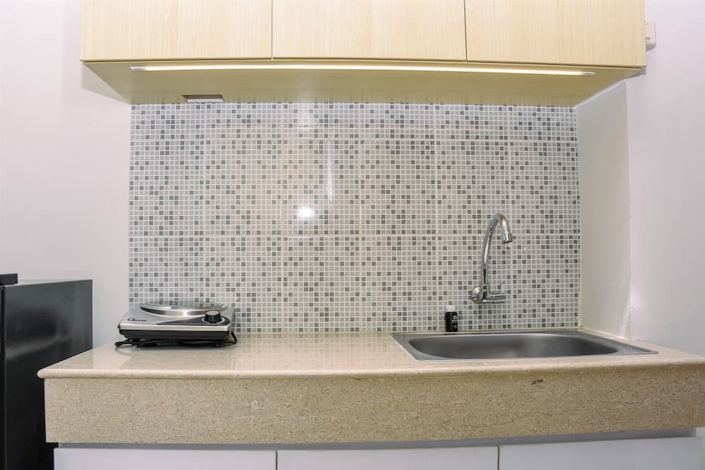 Cozy Studio with Single Bed at Evenciio Margonda Apartment