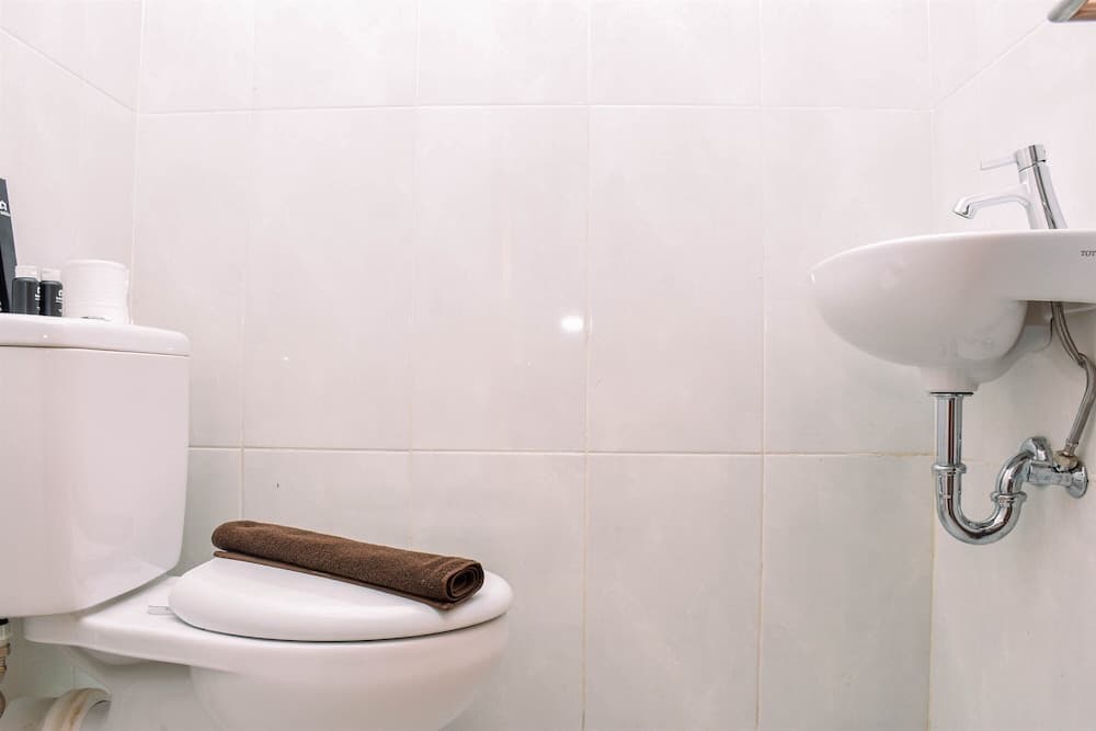 Cozy Studio with Single Bed at Evenciio Margonda Apartment