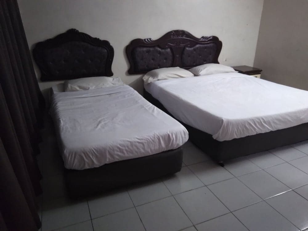 OYO 90376 Centre Point Hotel