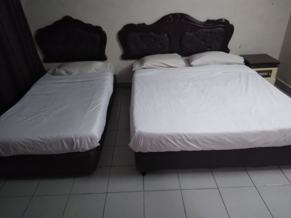 OYO 90376 Centre Point Hotel