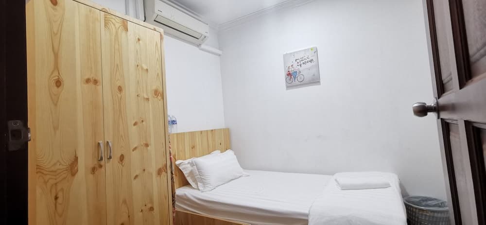 OYO Home 90372 Greybirds Hostel