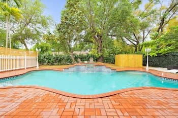 "Fantastic House 5min to Brickell w/ Pool & Tub".