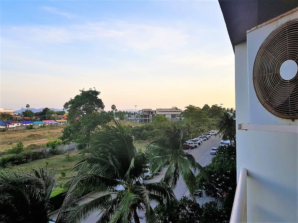 Jomtien Beach Condo - Floor 4 Studio Close to the Beach