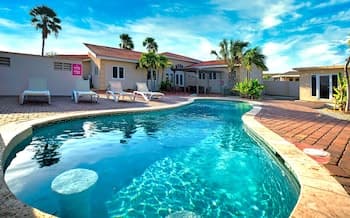 Large Pool Villa, Sleeps 18! BBQ 1mile to Beach!