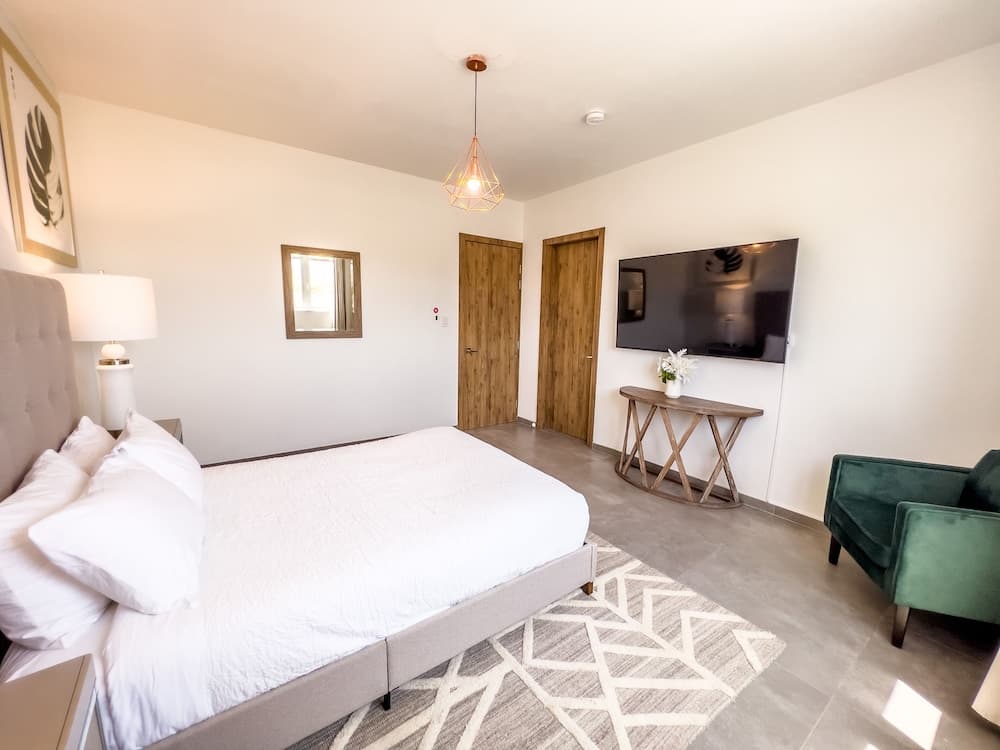 Grand Modern Villa 6-bedroom! Brand New! Heated Jacuzzi!