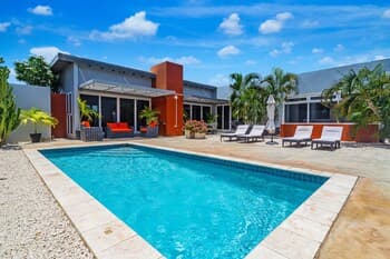 Stunning Modern Home, Near Beaches Full AC