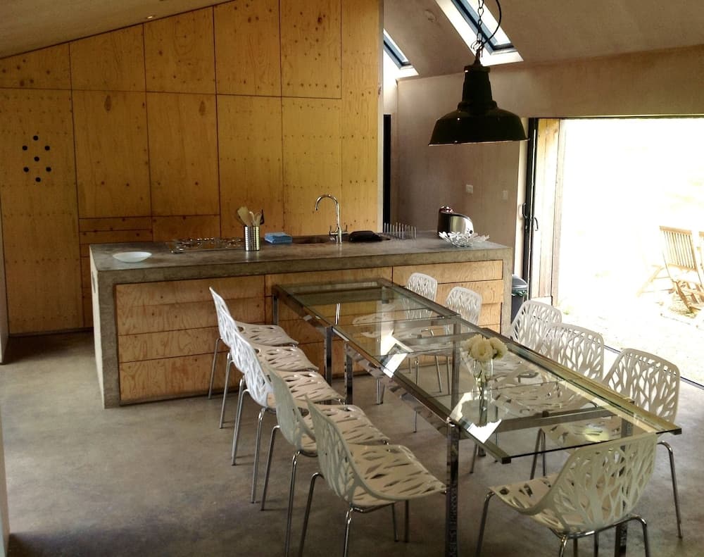 Large Boutique Holiday House With hot tub Near Bath