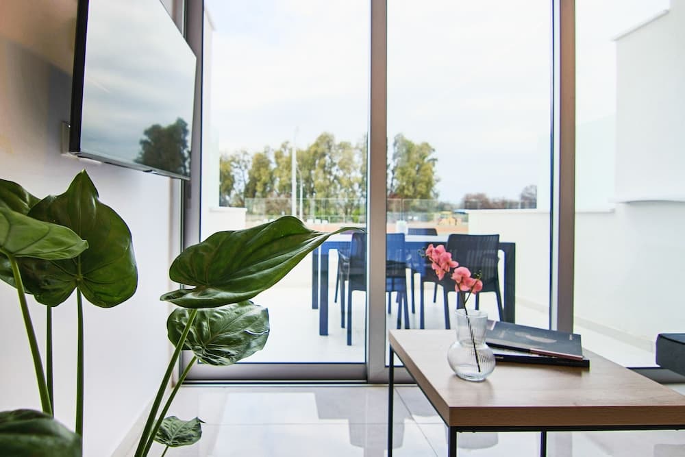 Phaedrus Living: Seaside Luxury Flat Harbour 110