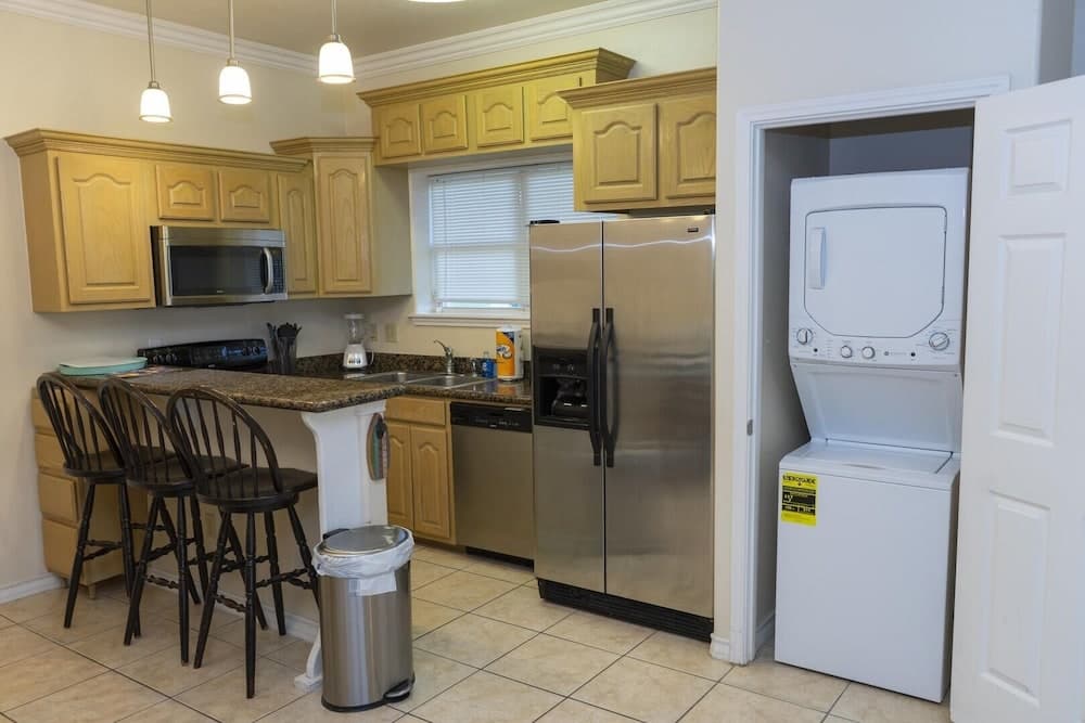 Walk to Beach Pool Open & Modern #B 2 Bedroom Condo by Redawning