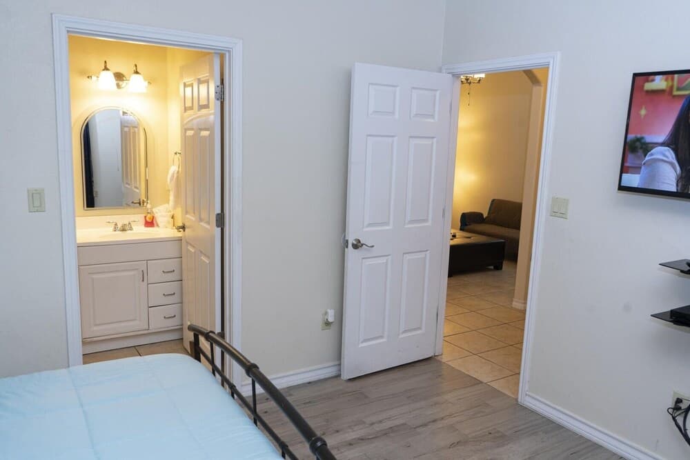 Walk to Beach Pool Open & Modern #B 2 Bedroom Condo by Redawning