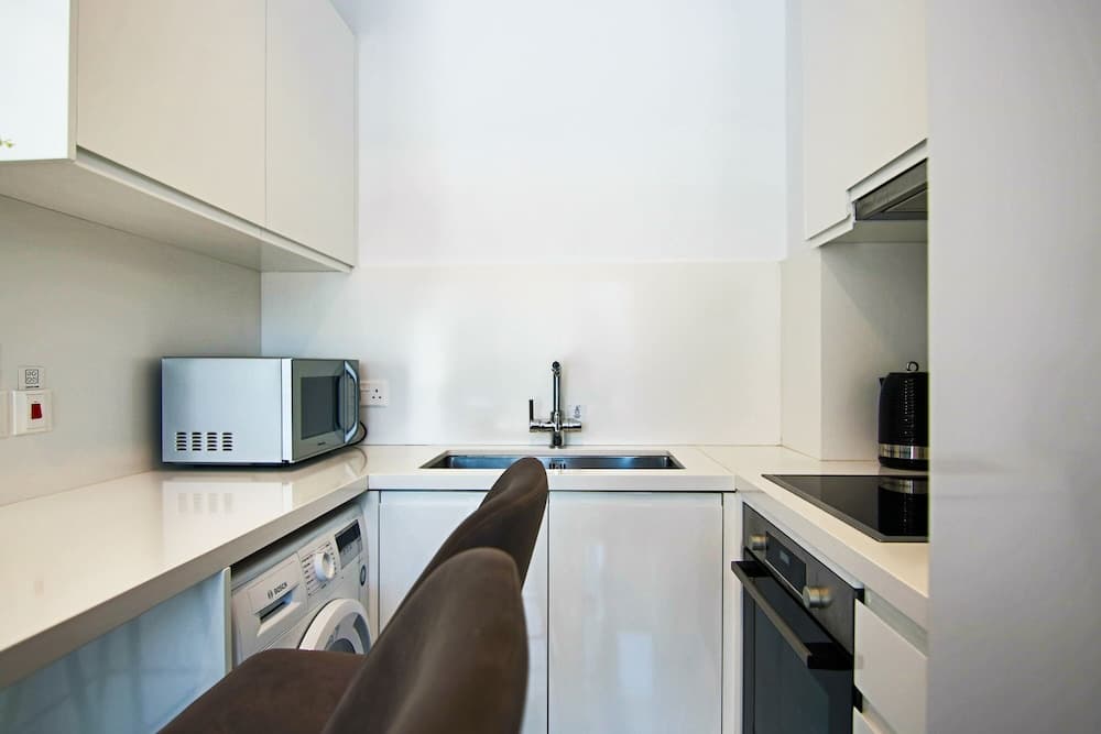 Phaedrus Living: Seaside Executive Flat Harbour 207