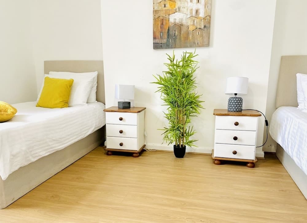 Beautiful 3-bed Apartment With Driveway Parking