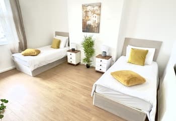 Beautiful 3-bed Apartment With Driveway Parking