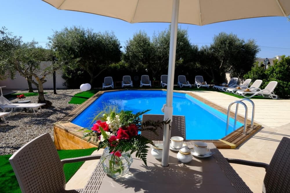 Tenuta con due Abitazioni Indipendenti e Piscina