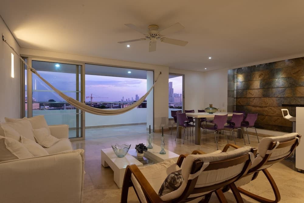 Centric 4 BR w Spacious Rooms Centro Amurallado by Huespedia