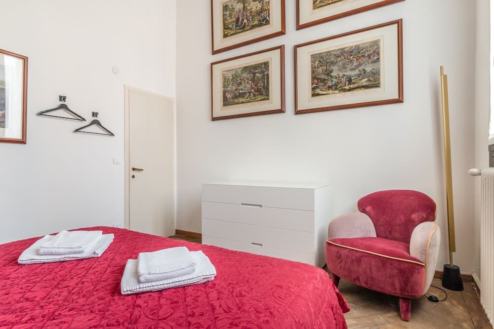 Red House close to Accademia Bridge