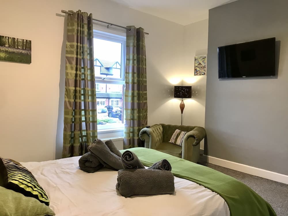 Stylish 3 Bedroom House Only 5 Mins From M6/m58