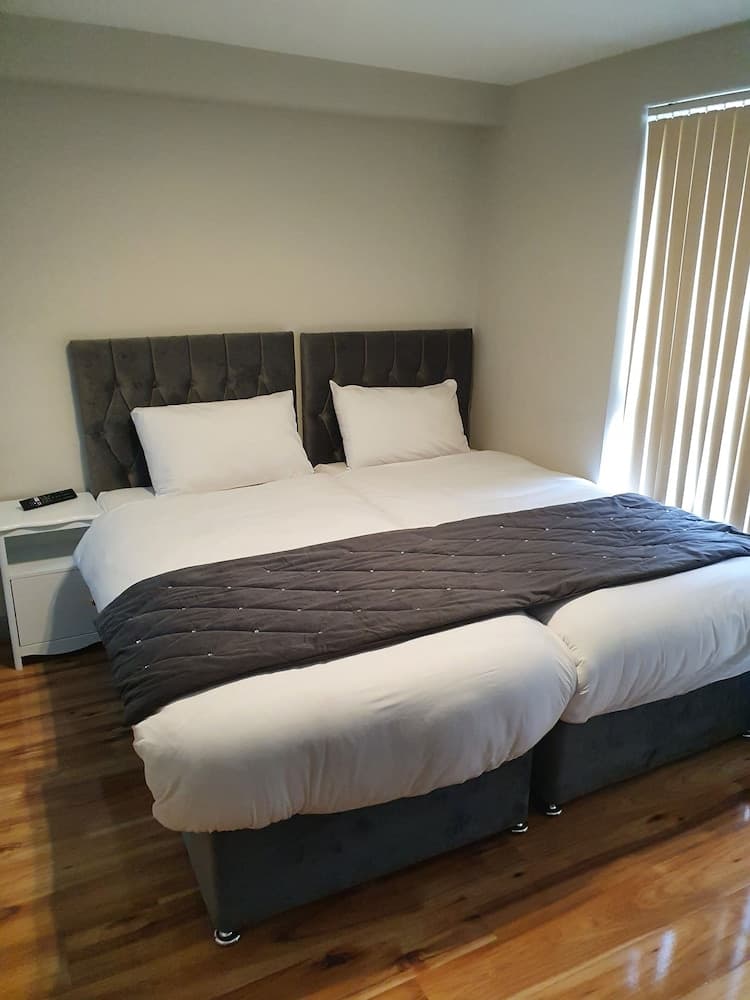 City Centre, Detached 10 Person Accommodation